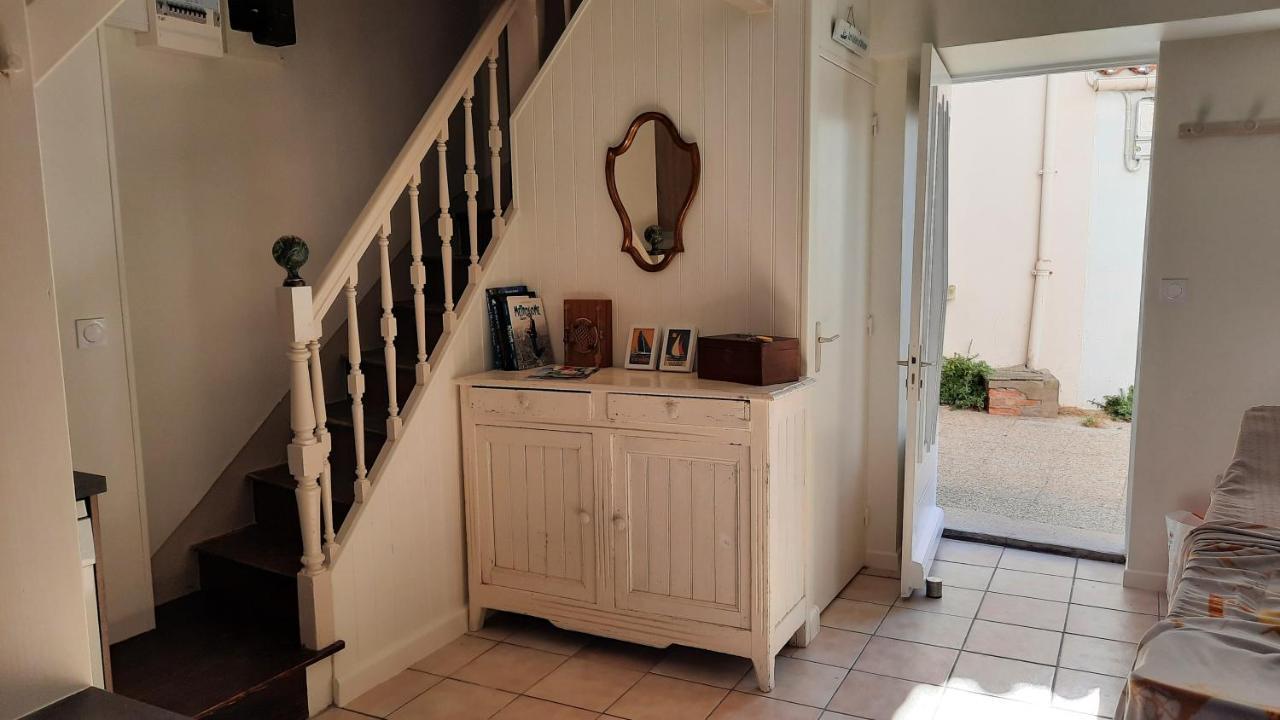 Maison De Pecheur Renovee Avec Cour Proche Du Port 莱萨布勒-多洛讷 外观 照片