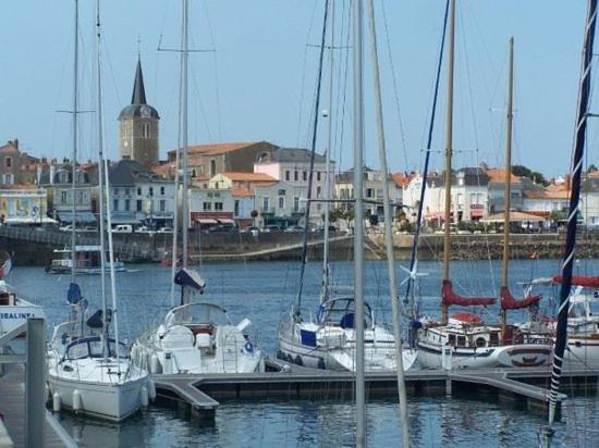 Maison De Pecheur Renovee Avec Cour Proche Du Port 莱萨布勒-多洛讷 外观 照片